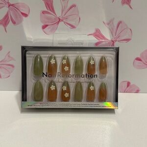 Nail Reformation Olive Press-On Nails with Daisies Medium Almond